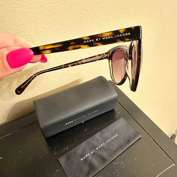 MARC BY MARC JACOBS Sunglasses - Picture 2 of 7